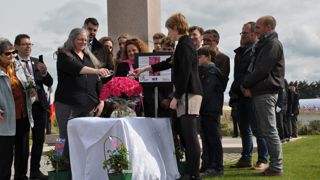Le baptême du rosier ‘Remember®’ le dimanche 7 avril à Utah Beach (Normandie) est la première édition d’un collectif de rosiéristes du bassin de Doué-la-Fontaine (Anjou). © Select’Roses Le baptême du rosier ‘Remember®’ le dimanche 7 avril à Utah Beach (Normandie) est la première édition d’un collectif de rosiéristes du bassin de Doué-la-Fontaine (Anjou). © Select’Roses